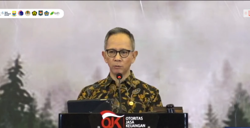Ketua Dewan Komisioner OJK Mahendra Siregar saat menyampaikan sambutan sekaligus membuka 'Seminar Nasional Pengurangan Emisi Gas Rumah Kaca & Peluang Perdagangan Karbon di Indonesia' yang dipantau secara virtual di Jakarta (foto: gemapos/ antara)